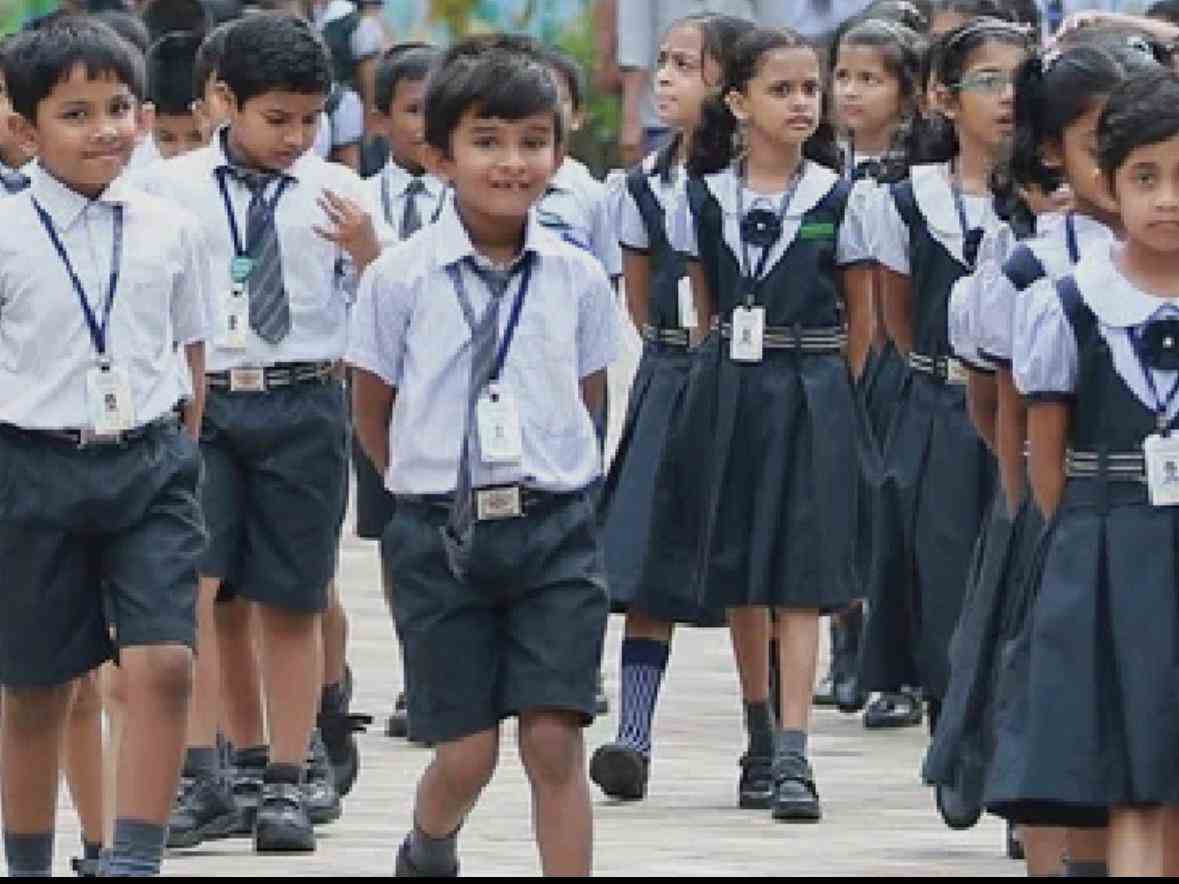 मोफत गणवेश योजनेचे नवीन निकष शाळांसाठी जाचक; जुनेच निकष कायम ठेवण्याची अखिल महाराष्ट्र प्राथमिक शिक्षक संघाची मागणी